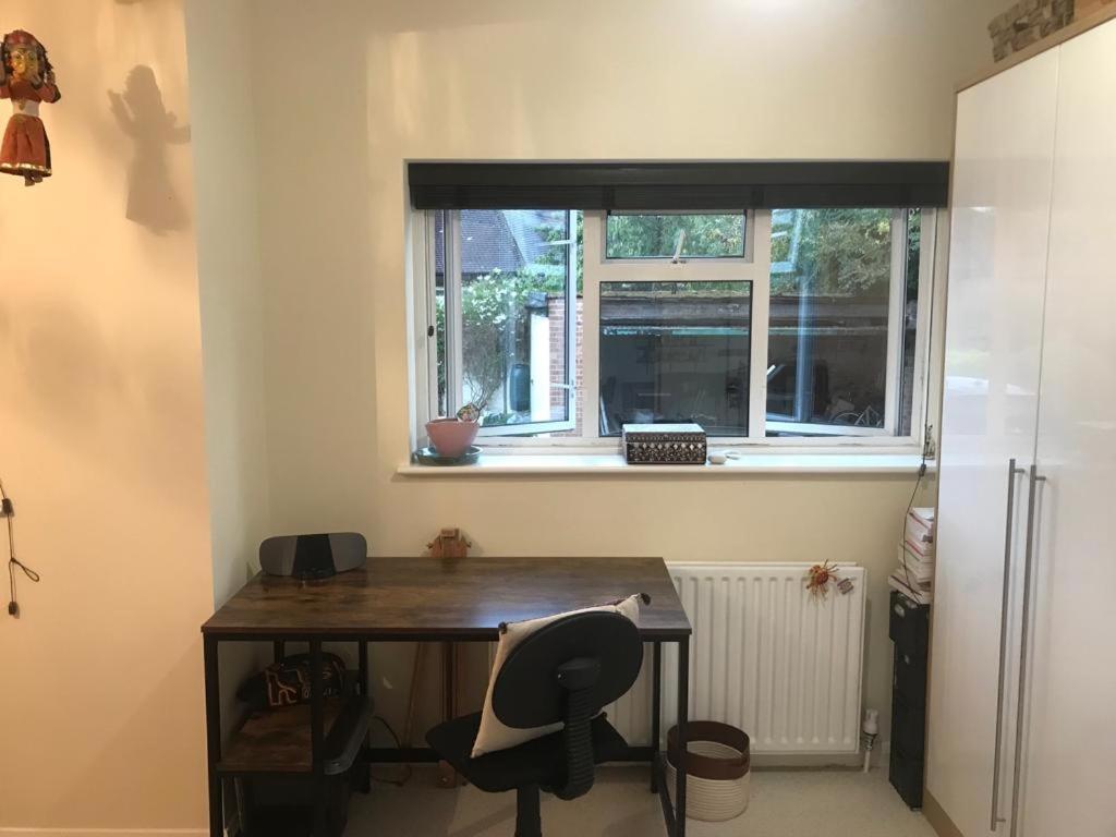 Serene Spacious Room Staines-upon-Thames Exterior photo